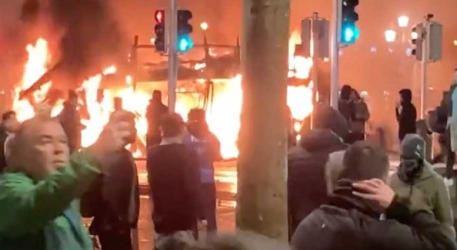 Dublin'de üçü çocuk, beş kişinin yaralandığı saldırıdan sonra protestolar ve şiddet olayları