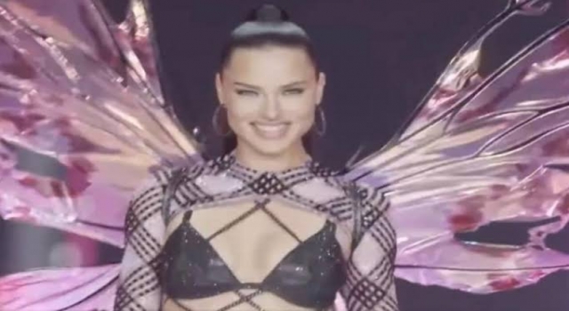 Adriana Lima, 19 yıl sonra Victoria's Secret defilesine çıkıp fırtına gibi esti