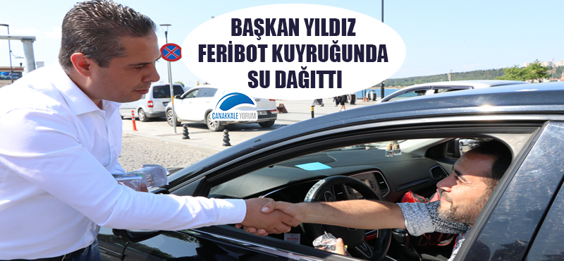 Başkan Yıldız feribot kuyruğunda su dağıttı