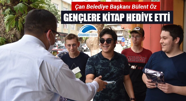 Başkan Öz'den gençlere kitap hediyesi