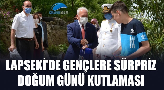 Lapseki'de gençlere sürpriz doğum günü kutlaması