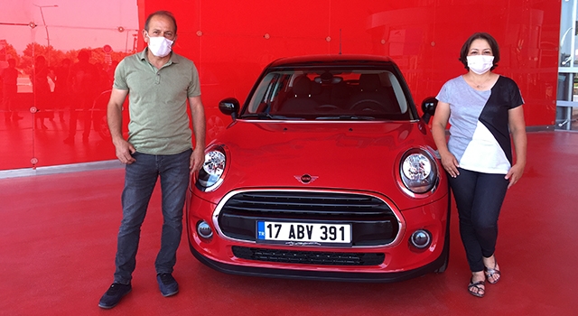 17 Burda AVM'nin Mini Cooper hediyesi sahibini buldu