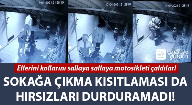 Sokağa çıkma kısıtlaması da hırsızları durduramadı: Ellerini kollarını sallaya sallaya motosikleti çaldılar!