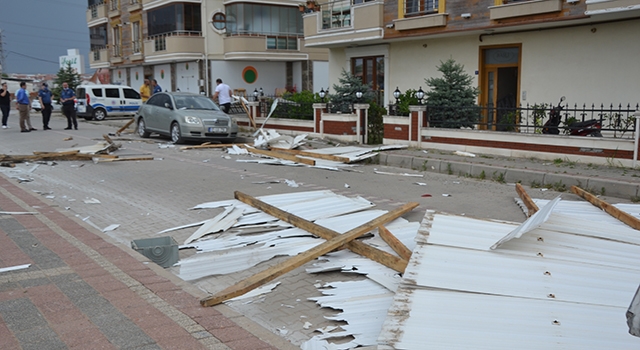 Biga’da aniden çıkan fırtına çatı uçurdu!