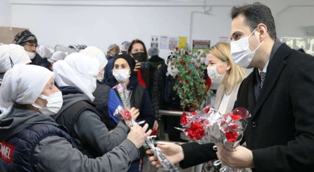 AK Parti’den emekçi kadınlara karanfilli kutlama