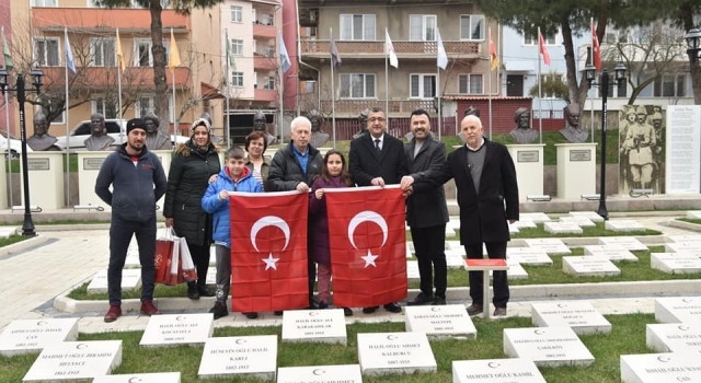 Şehitlikte taşları kardan temizleyen çocuklar: “Şehitlerimizin ismi hep okunsun, silinmesin istedik”