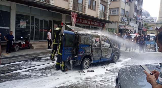 Biga'da jandarmaya ait araç yandı!