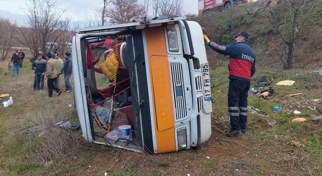 Bayramiç’te işçi minibüsü tarlaya uçtu: 1 ölü, 9 yaralı