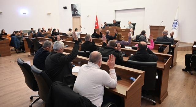 Biga Belediye Meclisi’nden örnek davranış: Şubat ayı huzur hakkı yevmiyelerini depremzedelere yardım için AFAD’a bağışladılar”