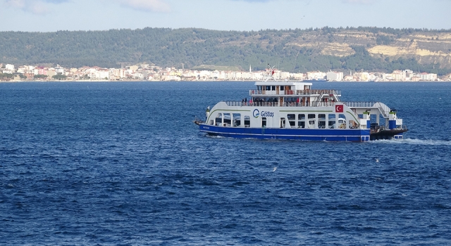 Bozcaada’ya fırtına nedeniyle bazı feribot seferleri iptal edildi