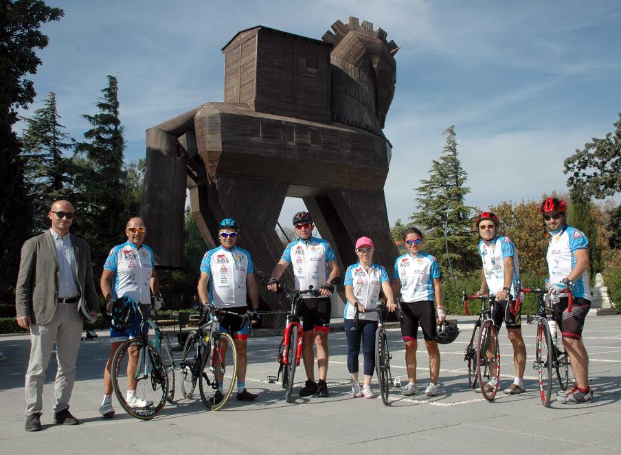 Köy çocuklarına yardım için bisikletle 1300 kilometre yol kat edecekler