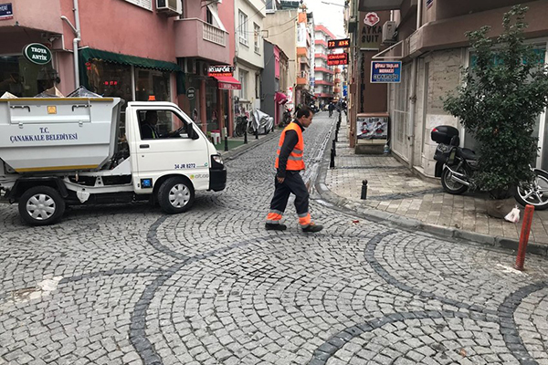 Belediye ekiplerinden çevreye duyarlı temizlik