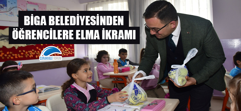 Biga Belediyesinden öğrencilere elma ikramı