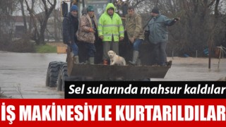 Biga'da sel sularında mahsur kalan aile iş makinesiyle kurtarıldı