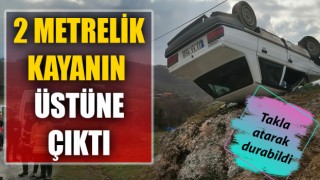 Sürücü direksiyon hakimiyetini kaybetti: 2 metrelik kayanın üstüne çıkan araç takla atarak durabildi