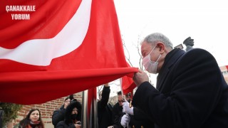 Bakan Akar, "Çanakkale Geçilmez" yazan altın madalyalı Türk bayrağını törenle göndere çekti