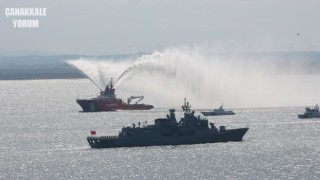 Deniz Kuvvetleri Donanması'ndan Çanakkale Boğazı’nda geçit töreni