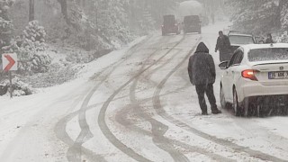 Kazdağları'nda aniden bastıran kar sürücülere zor anlar yaşattı