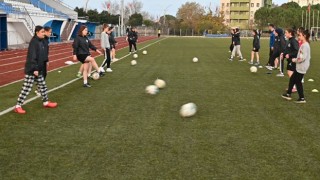 Biga Belediyesi kız futbol kursuna yoğun ilgi