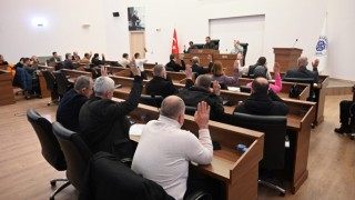 Biga Belediye Meclisi’nden örnek davranış: Şubat ayı huzur hakkı yevmiyelerini depremzedelere yardım için AFAD’a bağışladılar”