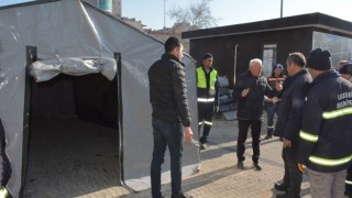 Lapseki Belediyesi deprem bölgesine deprem çadırı, mobil tuvalet ve banyo gönderdi