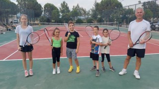 Bayramiç Belediyesi’nden ücretsiz tenis kursu