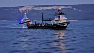 Çanakkale’de balıkçı teknesinde 109 kaçak göçmen ile 3 göçmen kaçakçısı yakalandı!