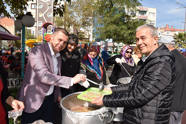 Başkan Kuzu'dan vatandaşlara aşure ikramı