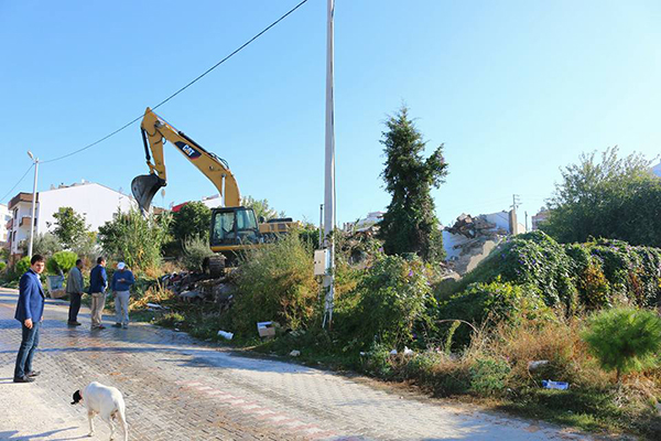 Kepez'de tehlikeli yapılar yıkıldı