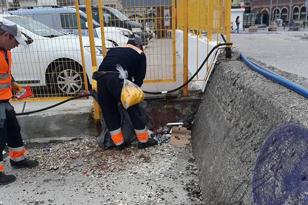 Kordon boyunda temizlik çalışmaları sürüyor