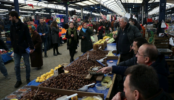 Ayhan Gider pazarda hem zeytin tarttı hem tatlı dağıttı