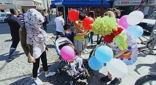 Rengarenk balonlar çocuklarla buluştu