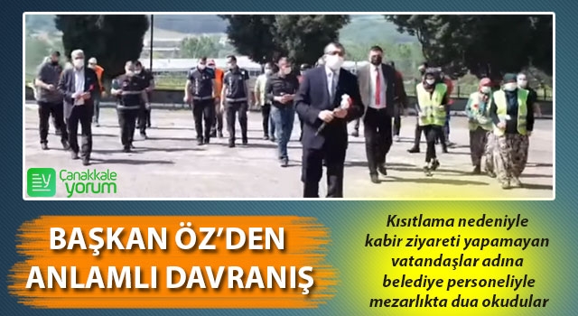 Başkan Öz’den anlamlı davranış: Kısıtlama nedeniyle kabir ziyareti yapamayan vatandaşlar adına belediye personeliyle mezarlıkta dua okudular