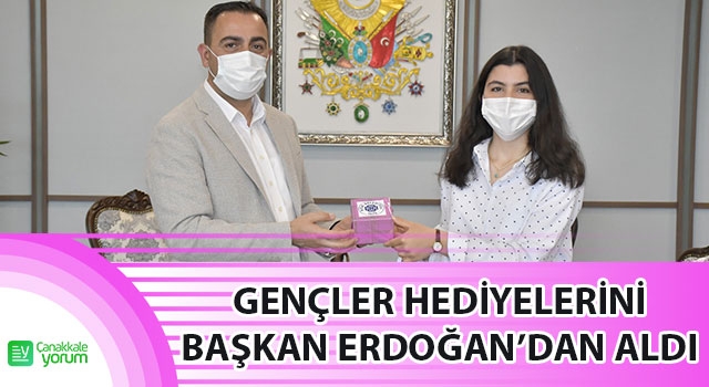 Gençler hediyelerini Başkan Erdoğan’dan aldı