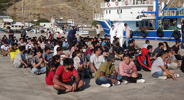 Çanakkale’de balıkçı teknesine operasyon: 231 düzensiz göçmen yakalandı