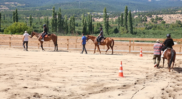 Çocuklar at binme keyfi yaşadı