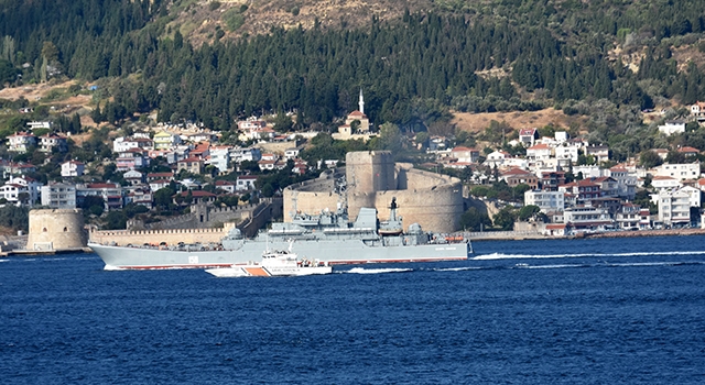 Rus savaş gemisi Çanakkale Boğazı’ndan geçti