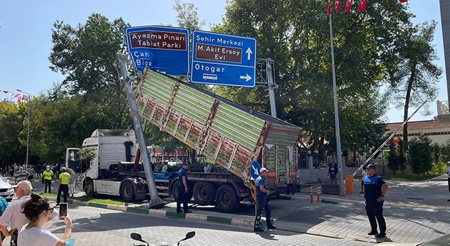 Seyir halindeki kamyon kasası açılınca yol levhasına takıldı