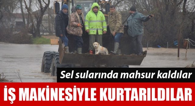 Biga'da sel sularında mahsur kalan aile iş makinesiyle kurtarıldı