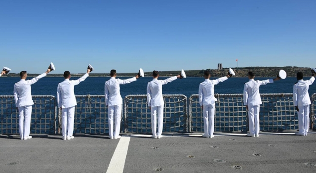 Deniz Harp Okulu öğrencileri Çanakkale şehitlerini selamladı