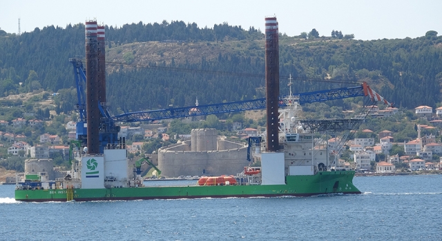 132 metre uzunluğundaki platform Çanakkale Boğazı’ndan geçti