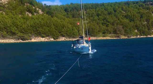 Çanakkale Boğazı’nda makine arızası yapan tekne kurtarıldı