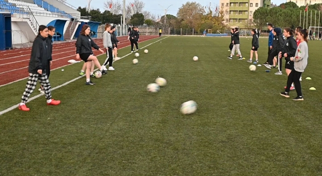 Biga Belediyesi kız futbol kursuna yoğun ilgi