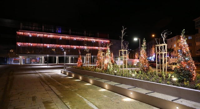 Çanakkale’de yeni belediye binasının meydanı yeni yıla hazırlanıyor