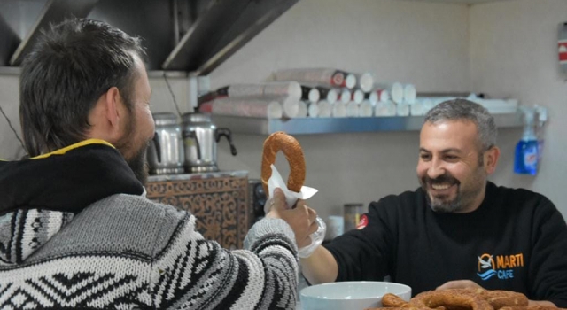 GESTAŞ geleneği bozmadı: Şoförleri çay ve simit ile karşıladılar