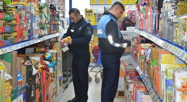 Lapseki’de marketler denetlendi: Belediye zabıtaları fiyat ve etiket kontrolü yaptı