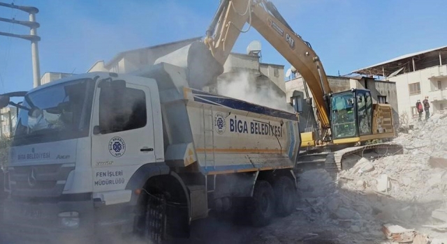 Biga Belediyesi’nin personel ve iş makineleri deprem bölgesinde