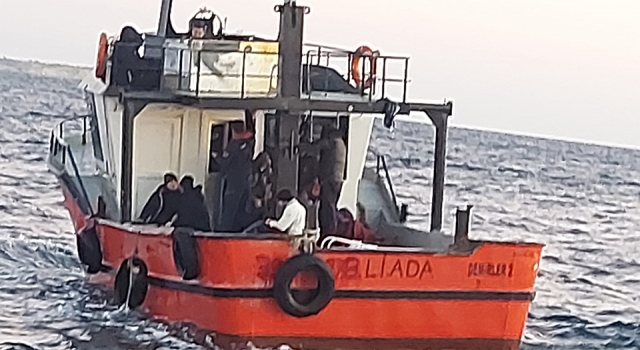 Gökçeada açıklarındaki balıkçı teknesinde 68 kaçak göçmen ve 3 göçmen kaçakçısı şüphelisi yakalandı