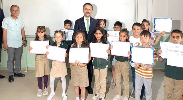 Çanakkale Valisi İlhami Aktaş öğrencilerin karne heyecanına ortak oldu