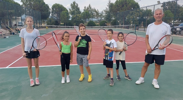 Bayramiç Belediyesi’nden ücretsiz tenis kursu